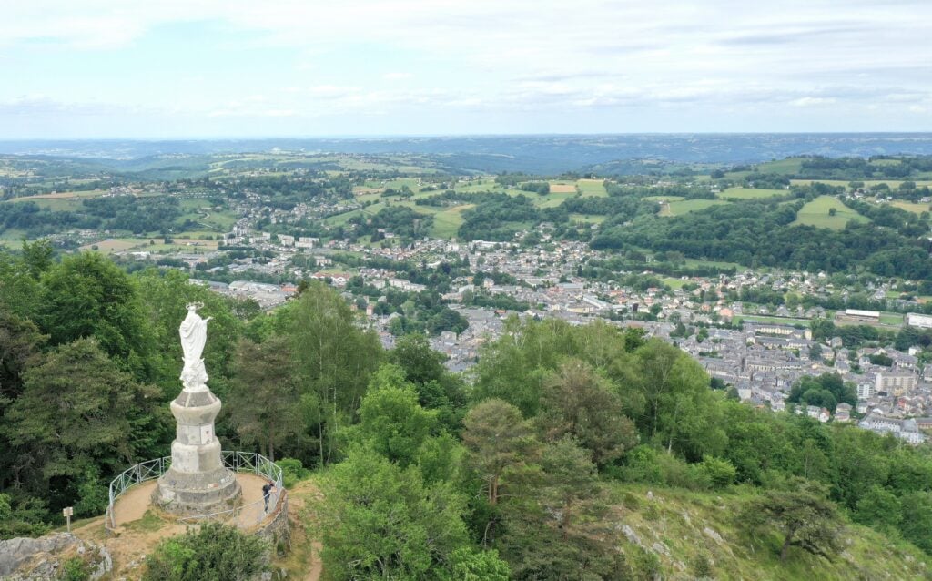 Survol des vallées des Pyrénées et vue de Bagnères de Bigorre