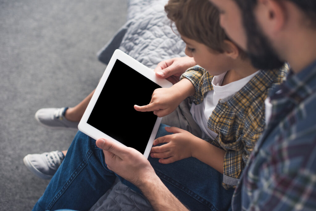 Enfant et son père sur une tablette