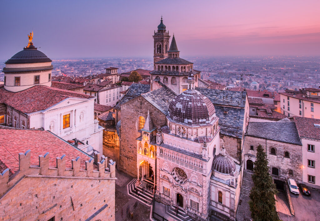 Vue sur la basilique et la chapelle Colleoni