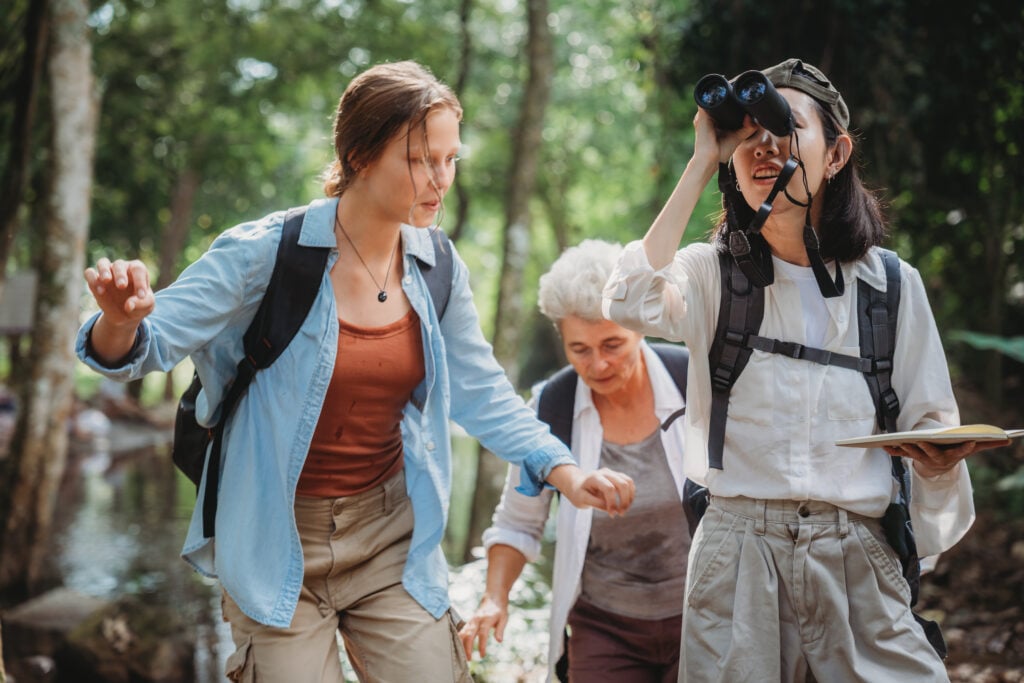 Groupe de touristes en forêt