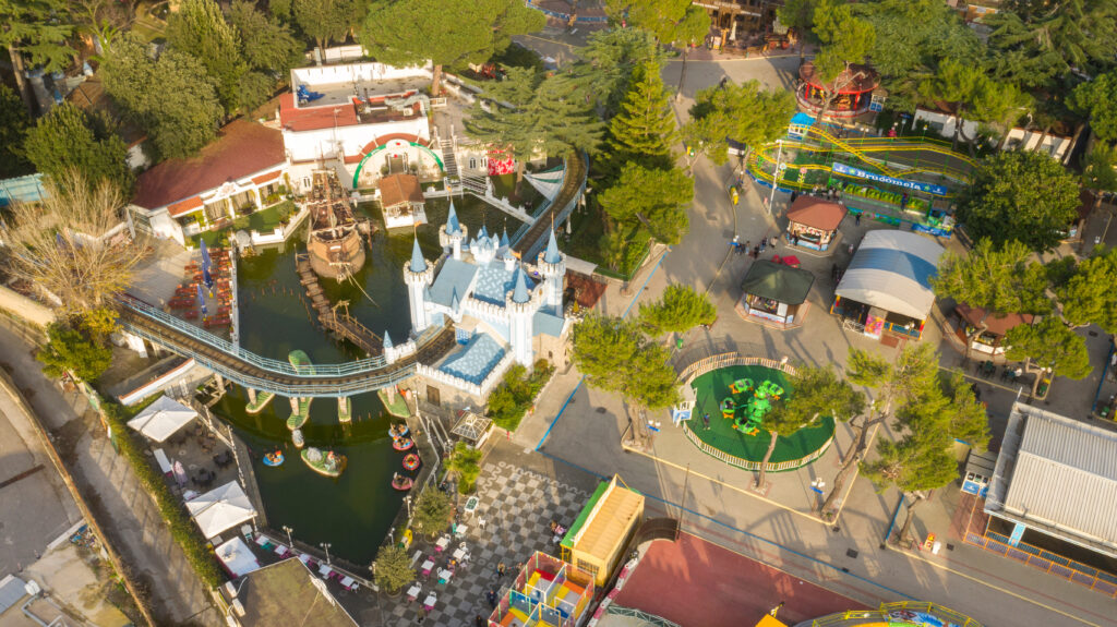 Vue sur Edenlandia, le parc à faire à Naples avec des enfants