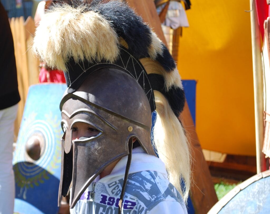 Un enfant avec un casque de gladiateur