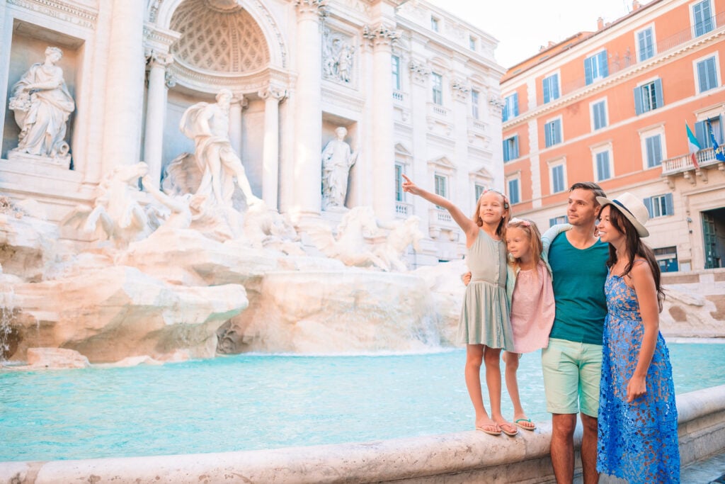 Famille en vacances à Rome devant la fontaine de Trévi