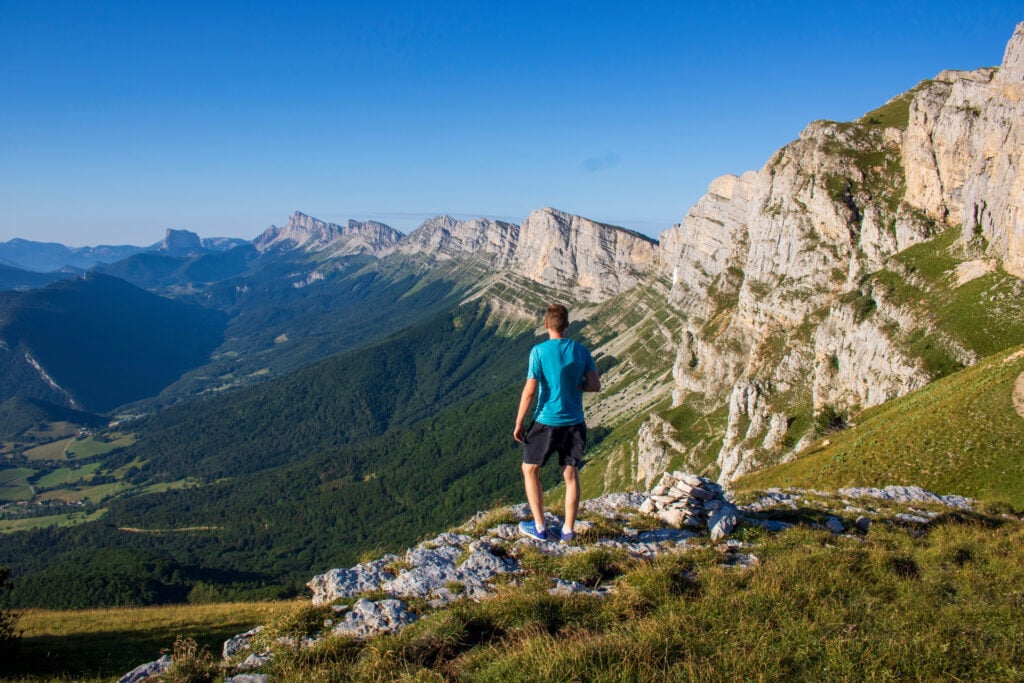 Randonneur devant le mont Aiguille, massif du Vercors