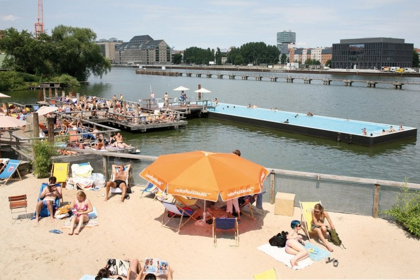 La plage et la piscine Badeschiff, sur la Spree