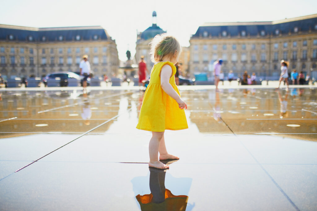 Enfant au Miroir d'eau à Bordeaux