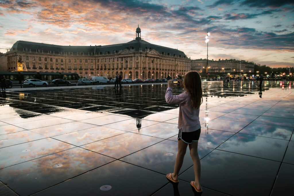 Enfant sur la place de la Bourse à Bordeaux