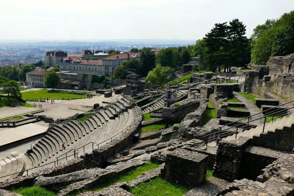 La scène et les gradins du théâtre romain de Lyon sur la colline de Fourvière