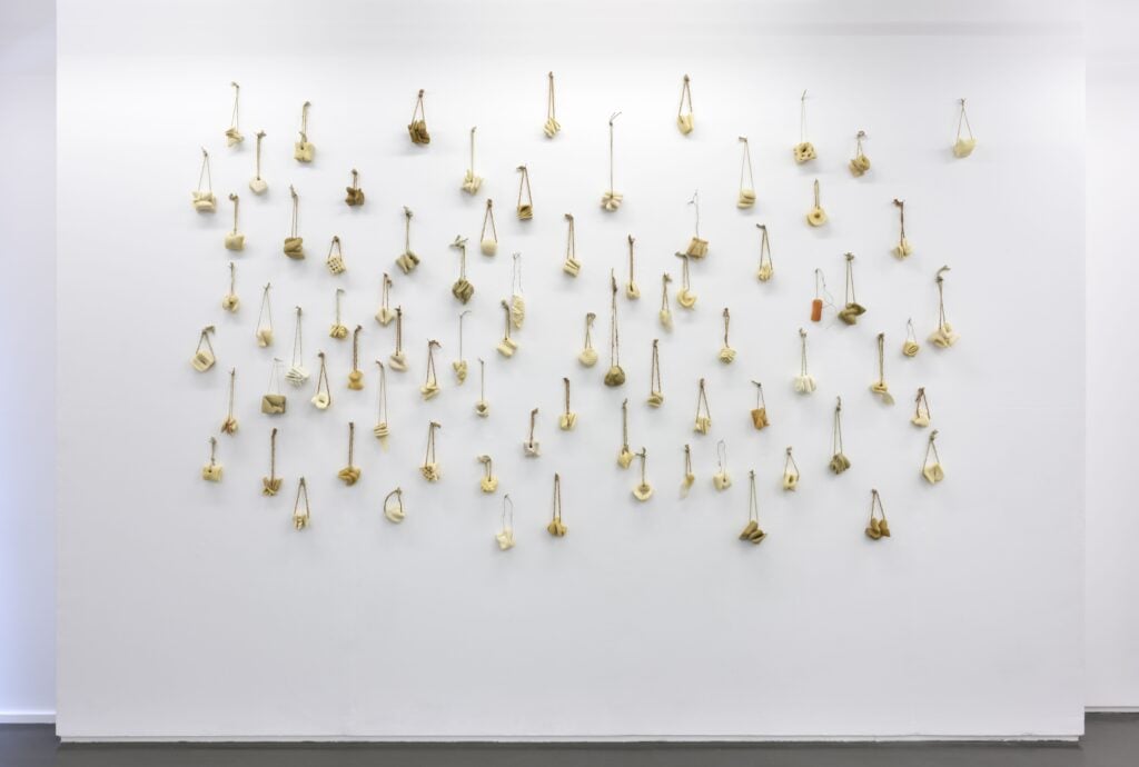 Myriam Mihindou, série Fleurs de peau, 1999-en cours, Vue de l’exposition « Affinités
électives », Galerie Maïa Muller (Paris), 2020, Courtesy de l’artiste & galerie Maïa Muller (Paris)