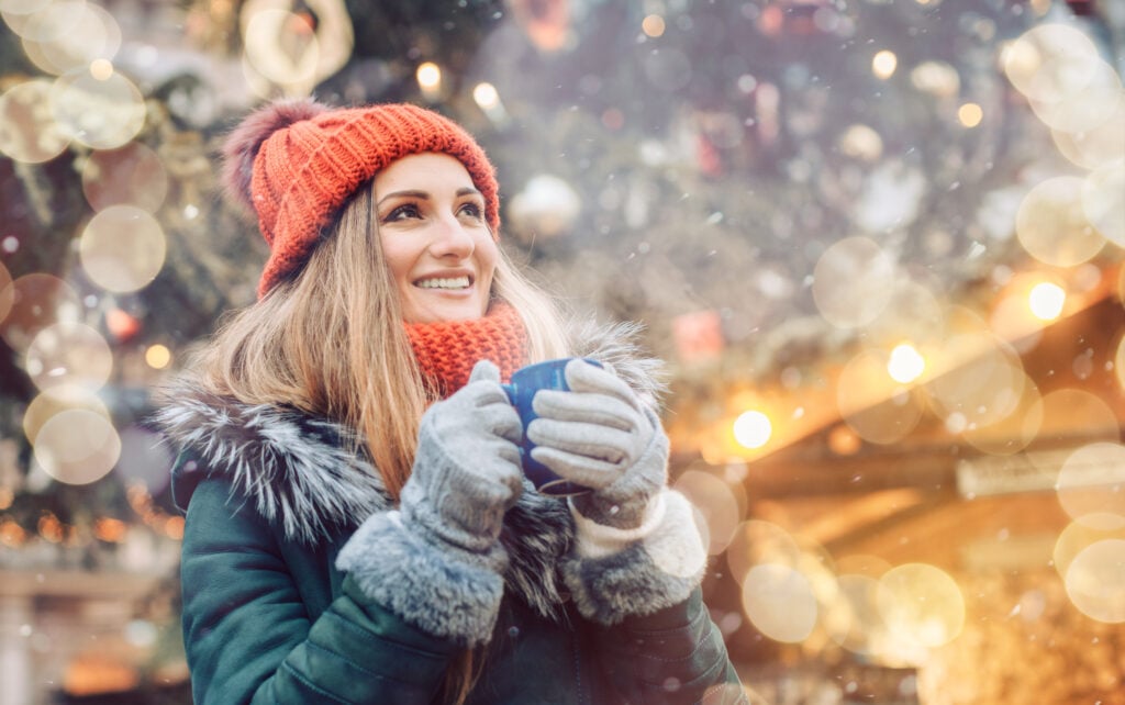 Jeune femme dans un macrhé de Noël