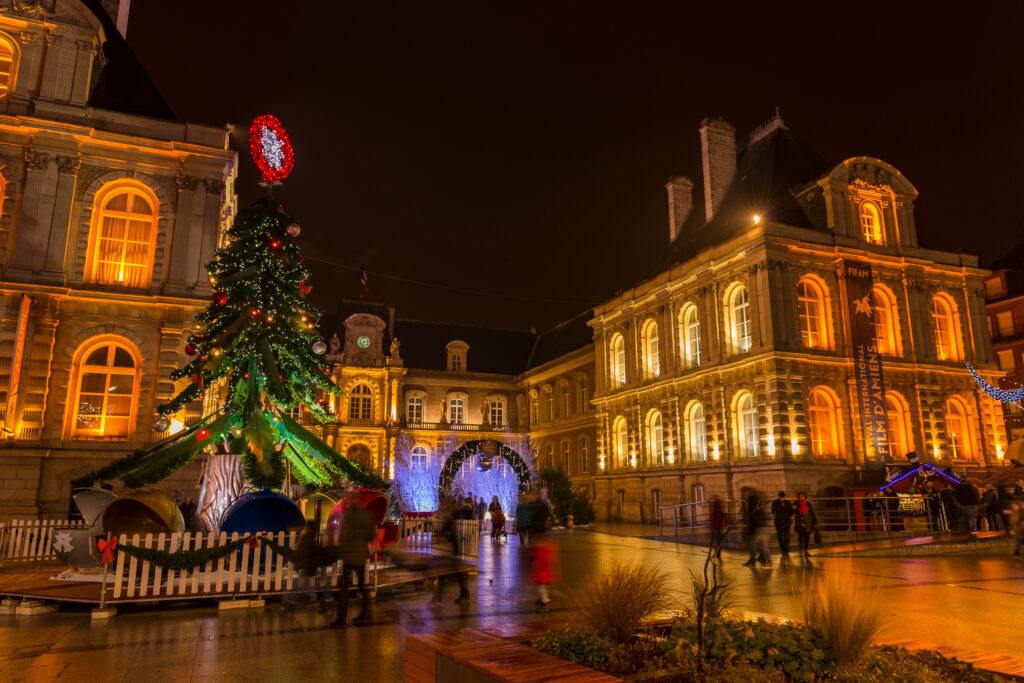 Hôtel de ville illuminé au marché de Noël à Amiens 