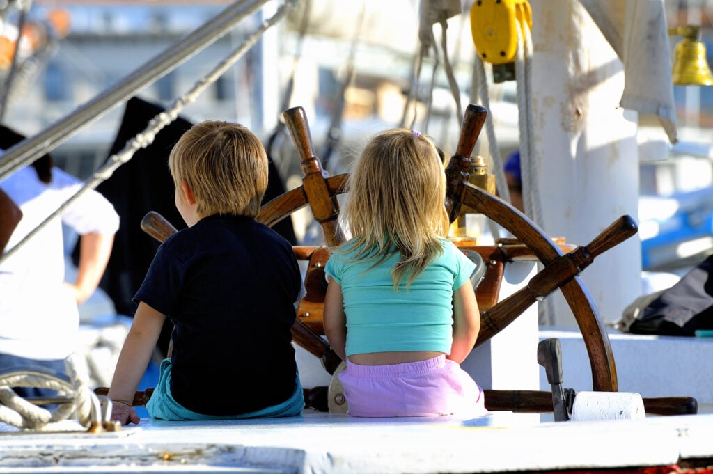 Enfants à bord d'un bateau