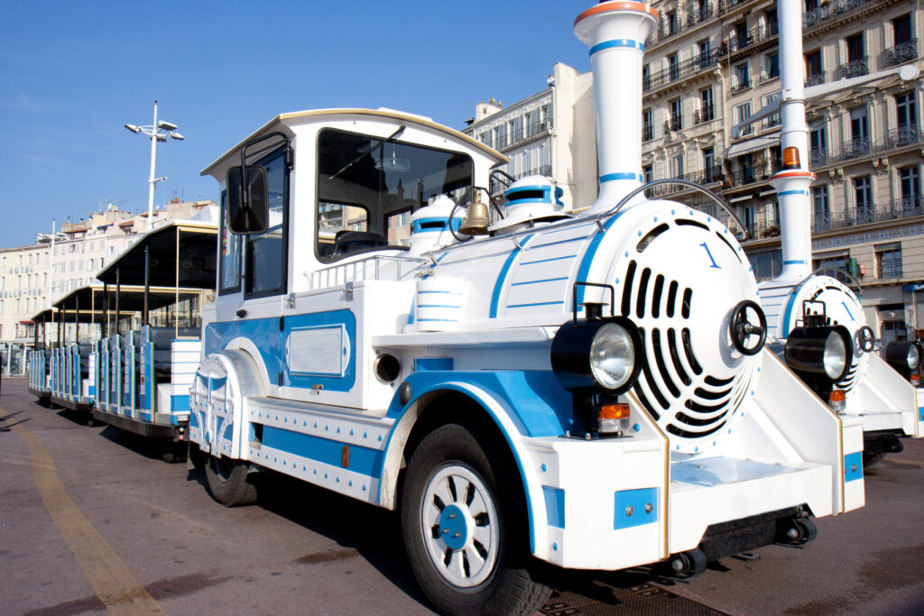 Petit train touristique de Marseille aux couleurs de la ville