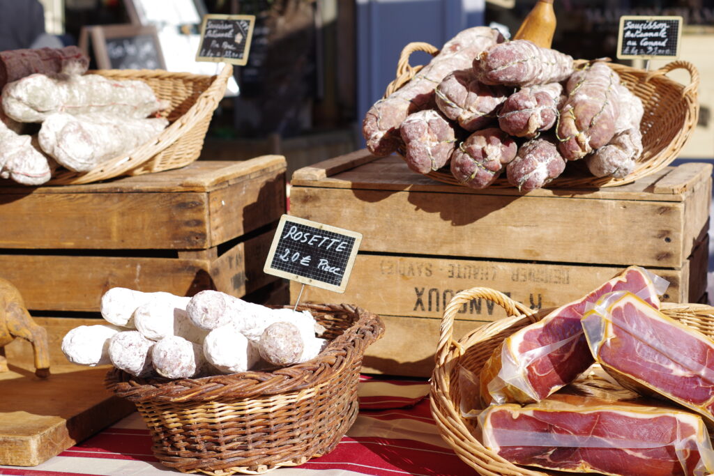 Stand de charcuterie au marché de Beaune