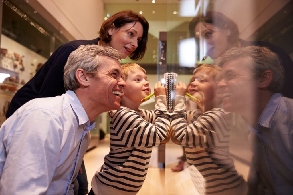 Famille au musée