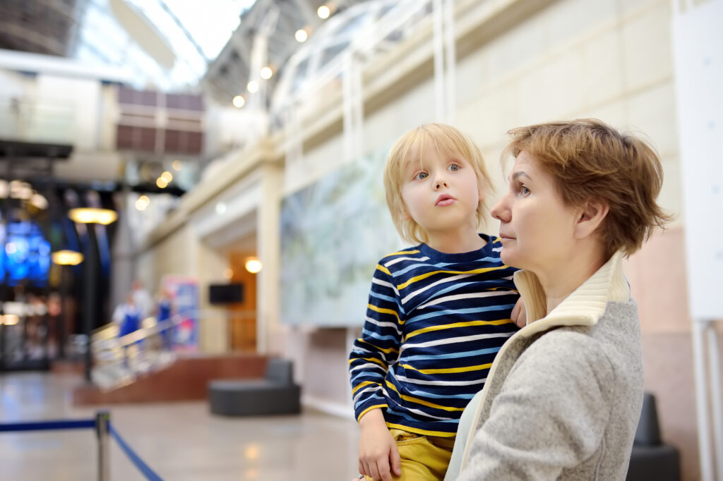 Enfant au musée