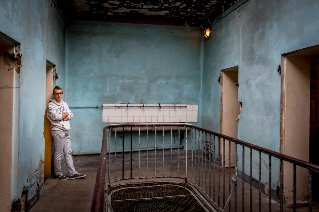 Jeune homme à l'ntérieur de l'ancienne prison Montluc à Lyon