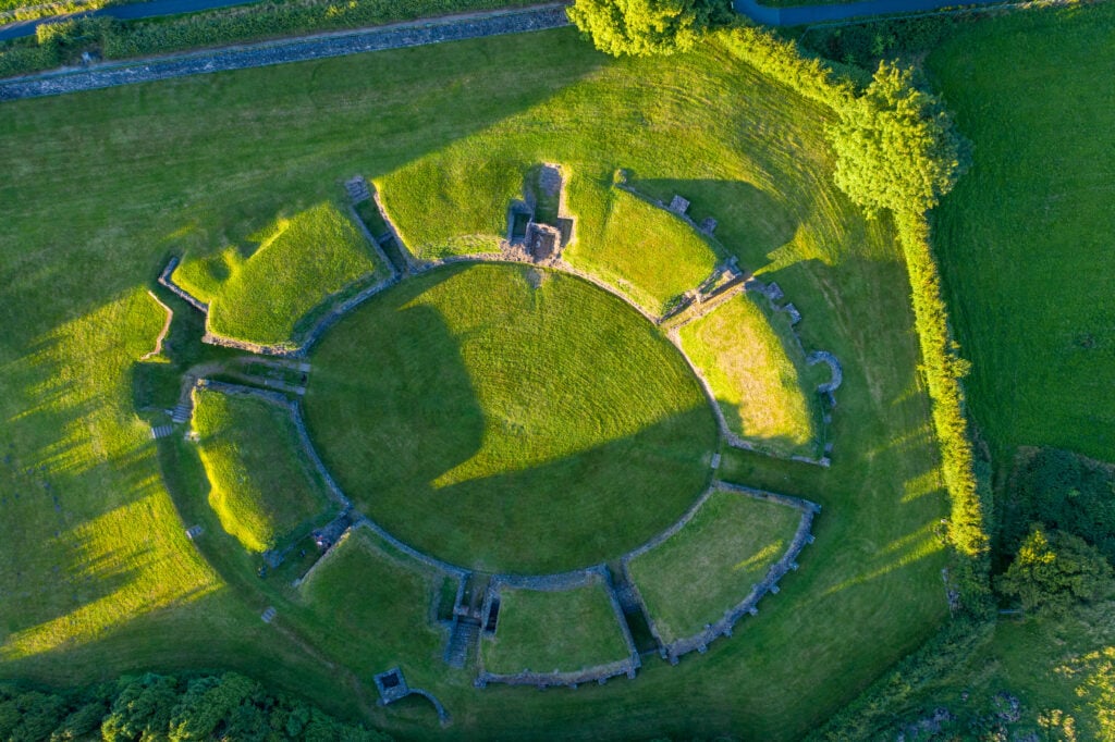 L'amphithéâtre de Caerleon, le mieux conservé de Grande-Bretagne.