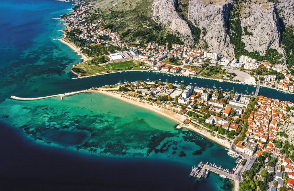 Plage de sable sur l'estuaire de la rivière Cetina.