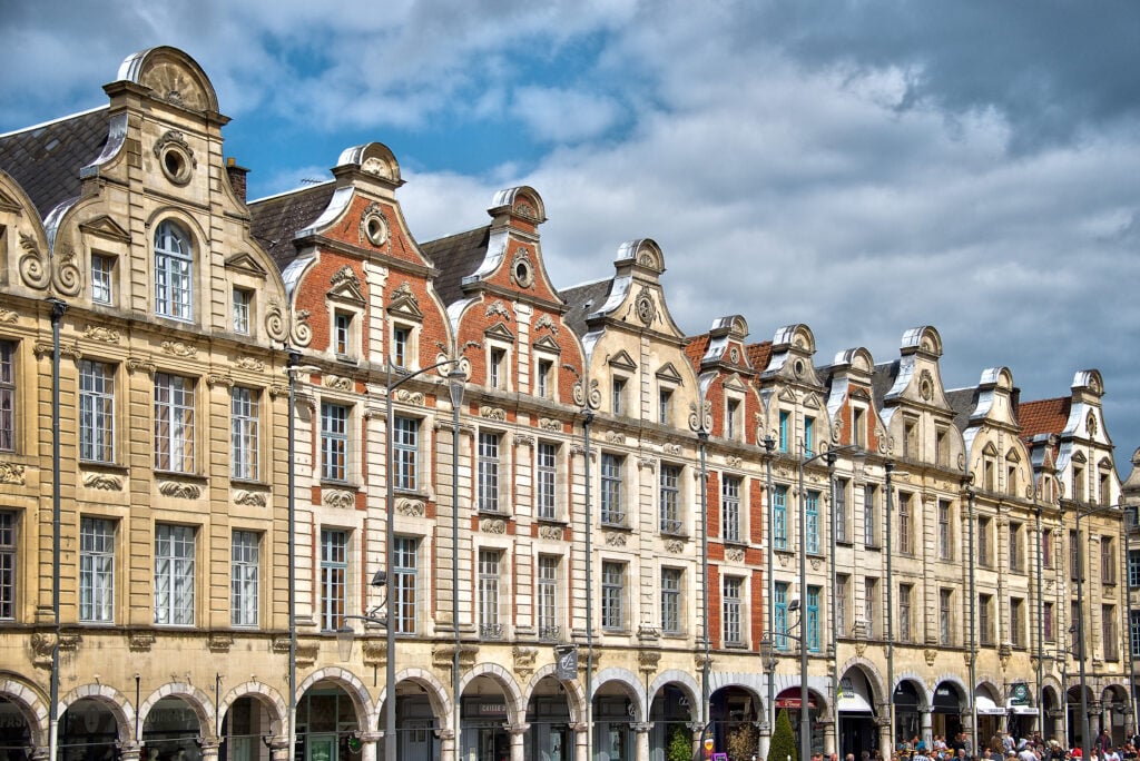 Façades de maisons et d'immeubles sur la Place des Héros à Arras, France