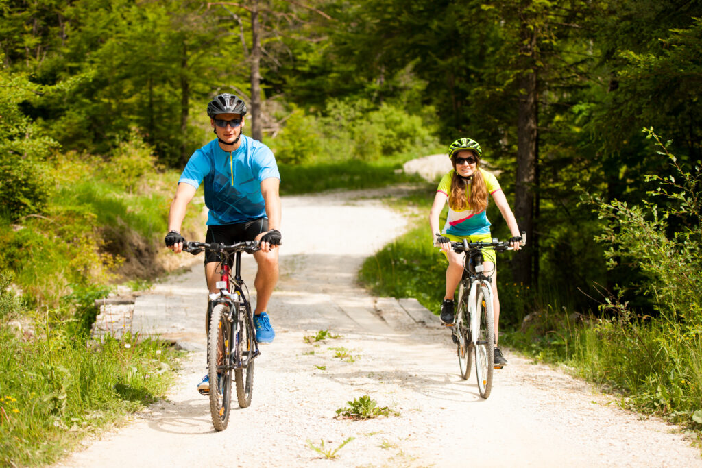 Couple à vélo 