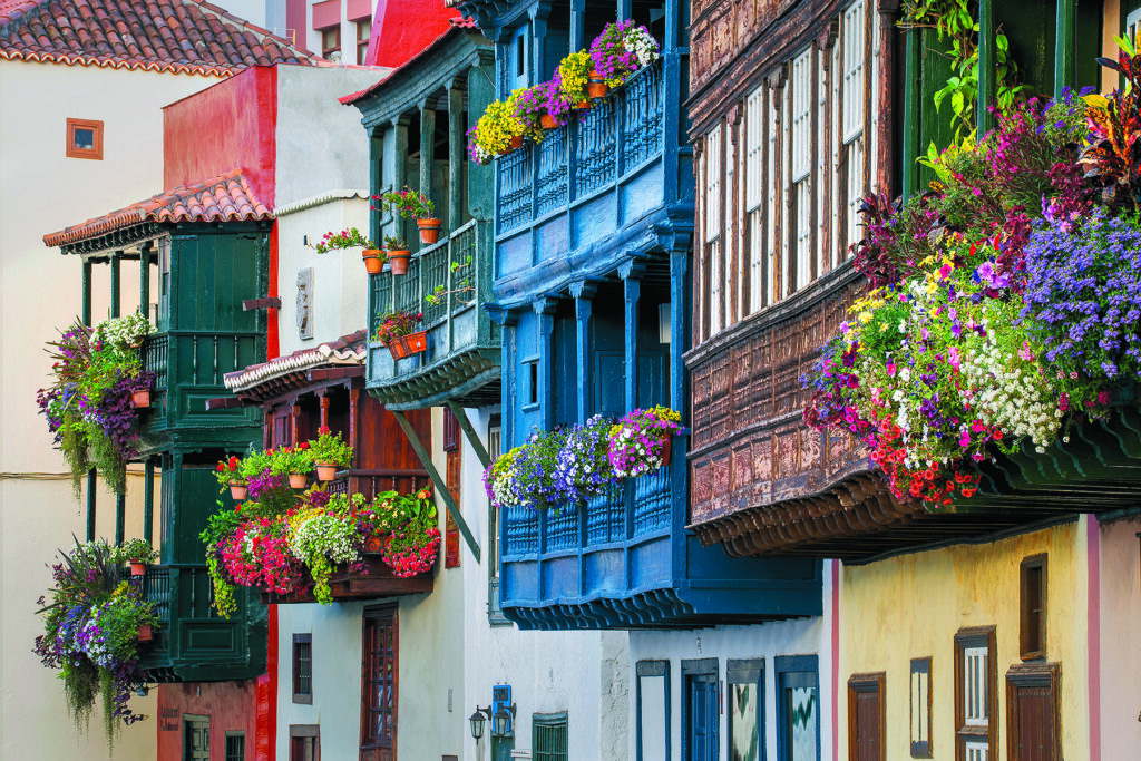 Façades typiques ornées de balcons en bois.