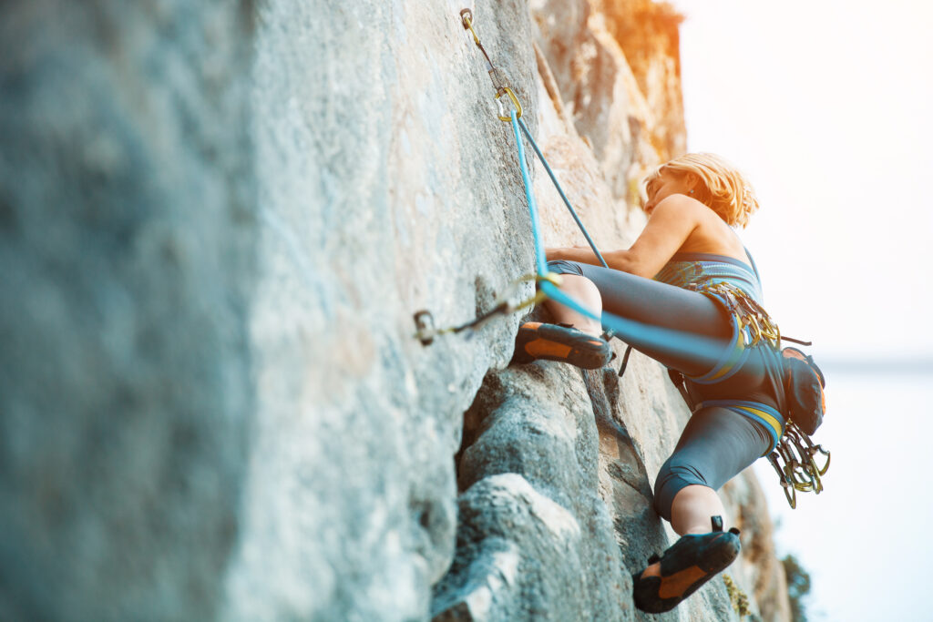 Jeune femme faisant de l'escalade