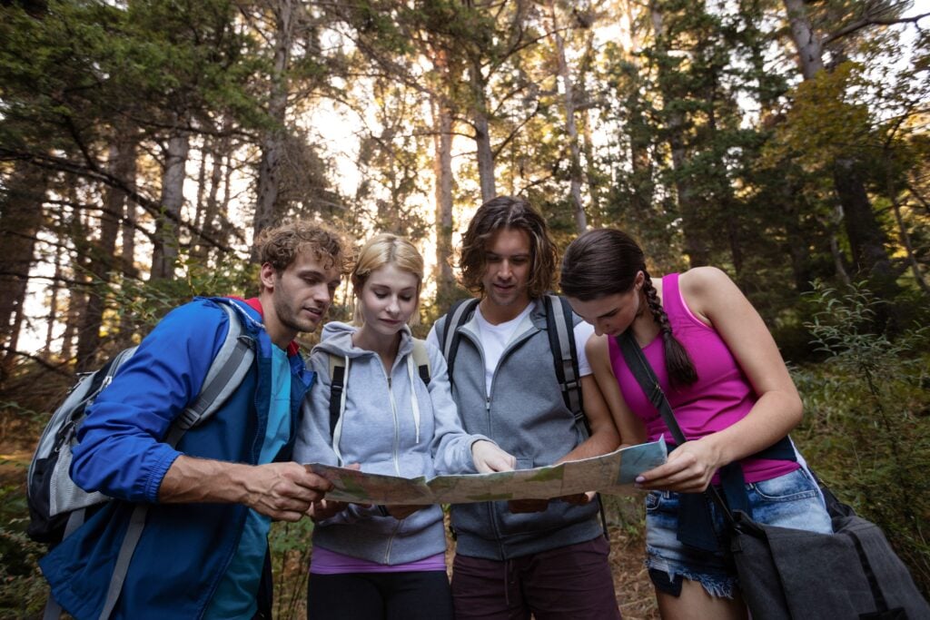 Groupe d'amis faisant une course d'orientation