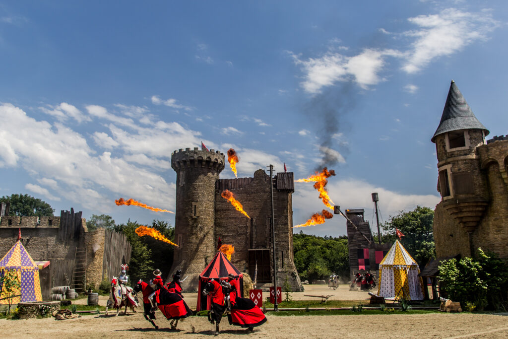 Les Chevaliers et l'attaque du château du Puy du Fou