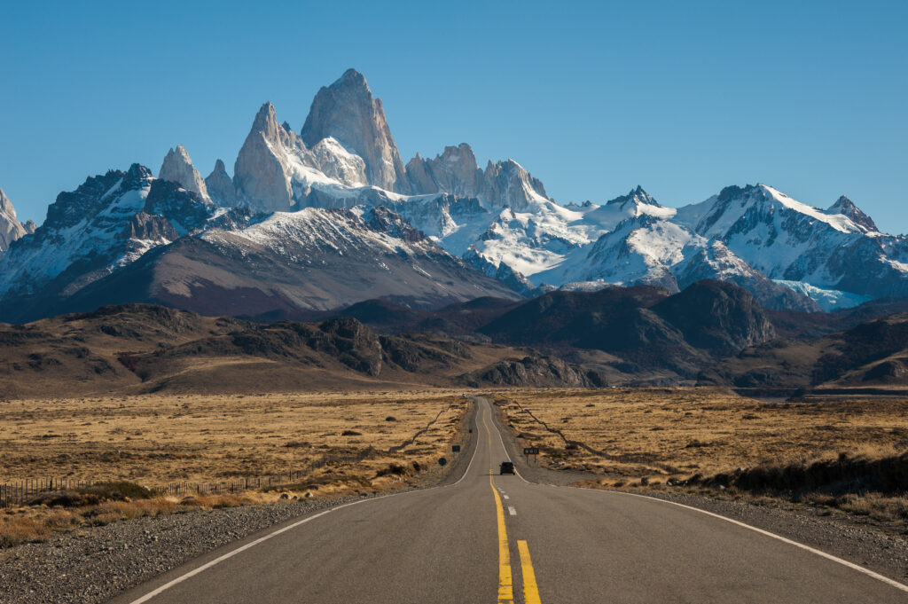 Route vers El Chalten avec le Massif du Fitz Roy en fond