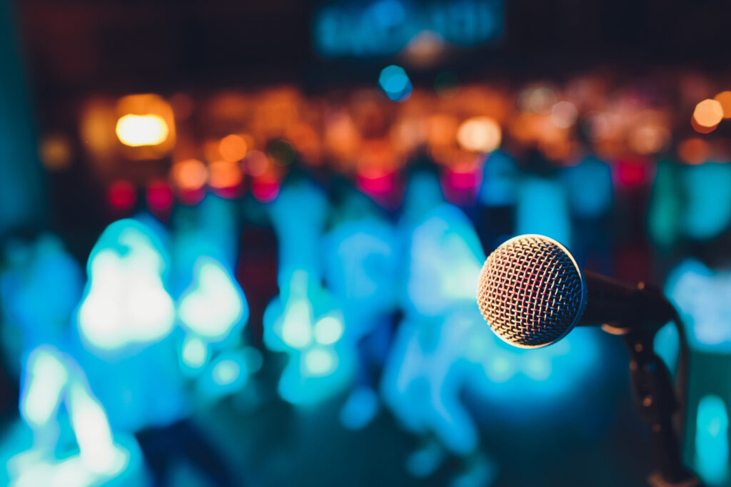 micro sur scène de stand up