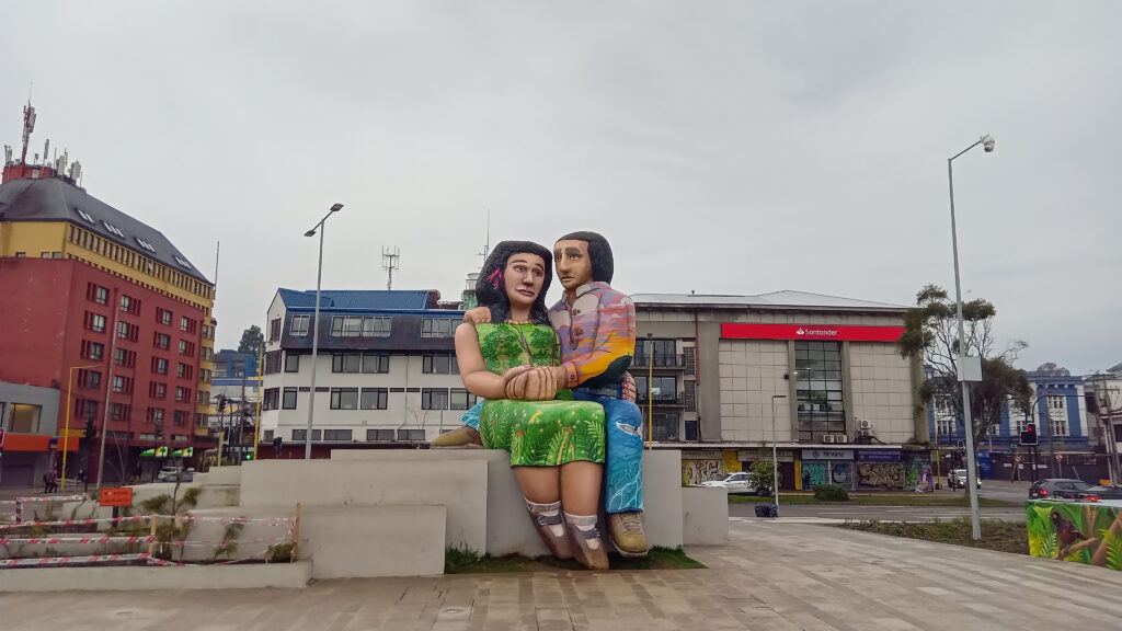 Statue "Los Enamorados" à Puerto Montt