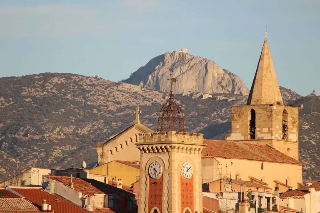 Vue sur Aubagne et le Massif de la Sainte-Baume