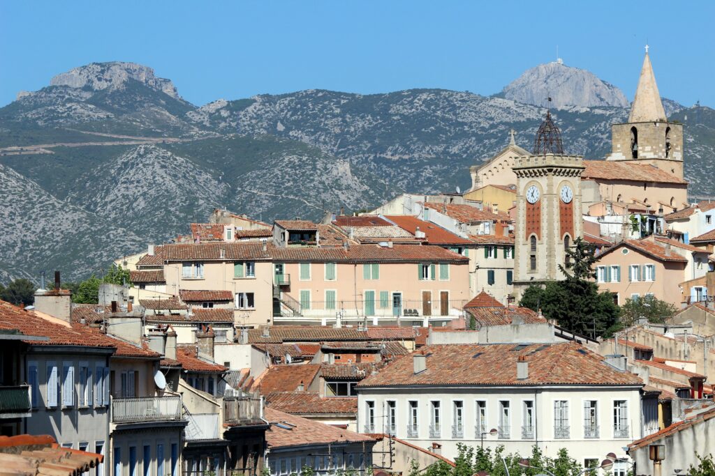 Vue sur Aubagne et le Massif de la Sainte-Baume 