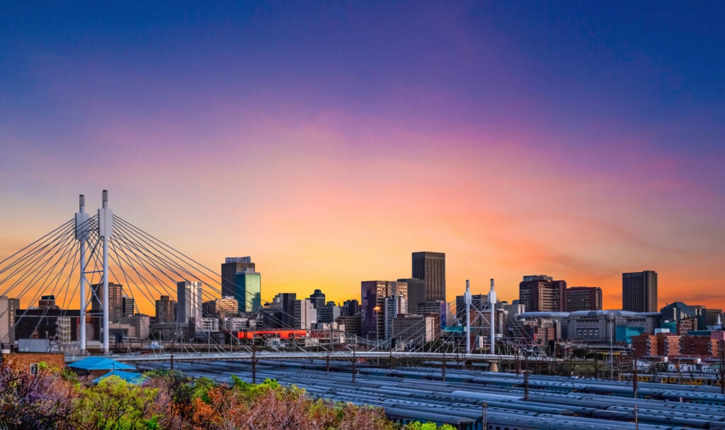 Vue sur le pont Nelson Mandela Bridge à Johannesburg