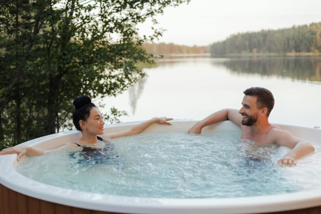 Jacuzzi au bord de l'eau 