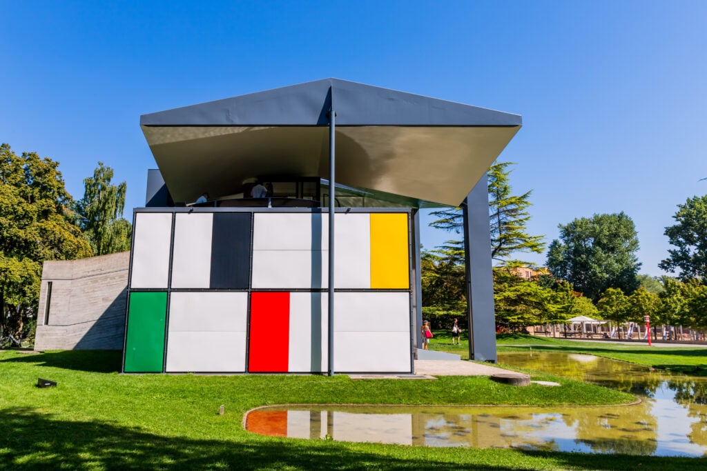  Le Pavillon le Corbusier sur le bord du lac de Zurich