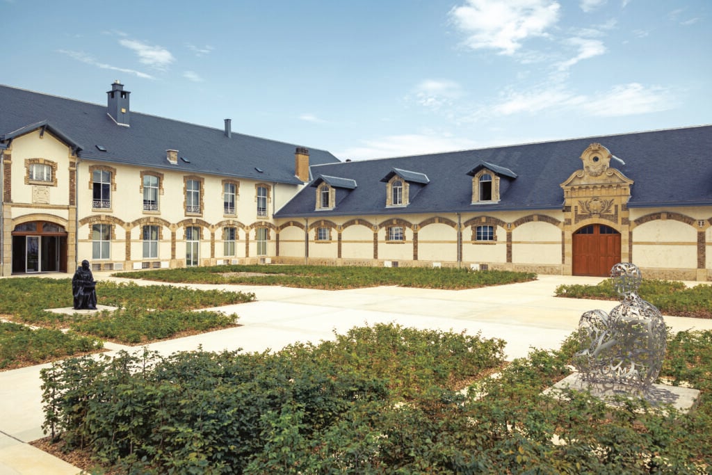 Cour d'honneur et bâtiments historiques avec les œuvres « Dom Thierry Ruinart » de Daphné du Barry et « Dom Thierry Ruinart » de Jaume Plensa.