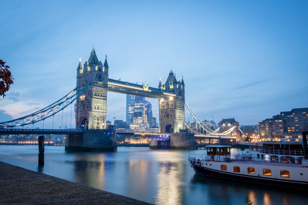 Quais de la Tamise avec vue sur la Tower Bridge