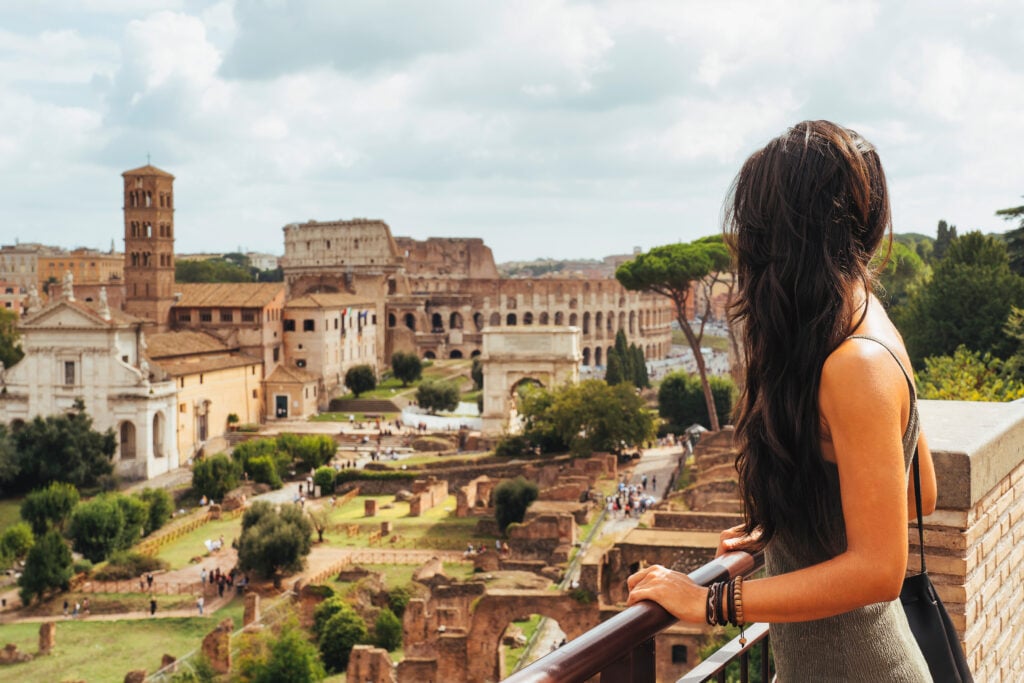 Jeune femme admirant la vue sur le forum Romain 