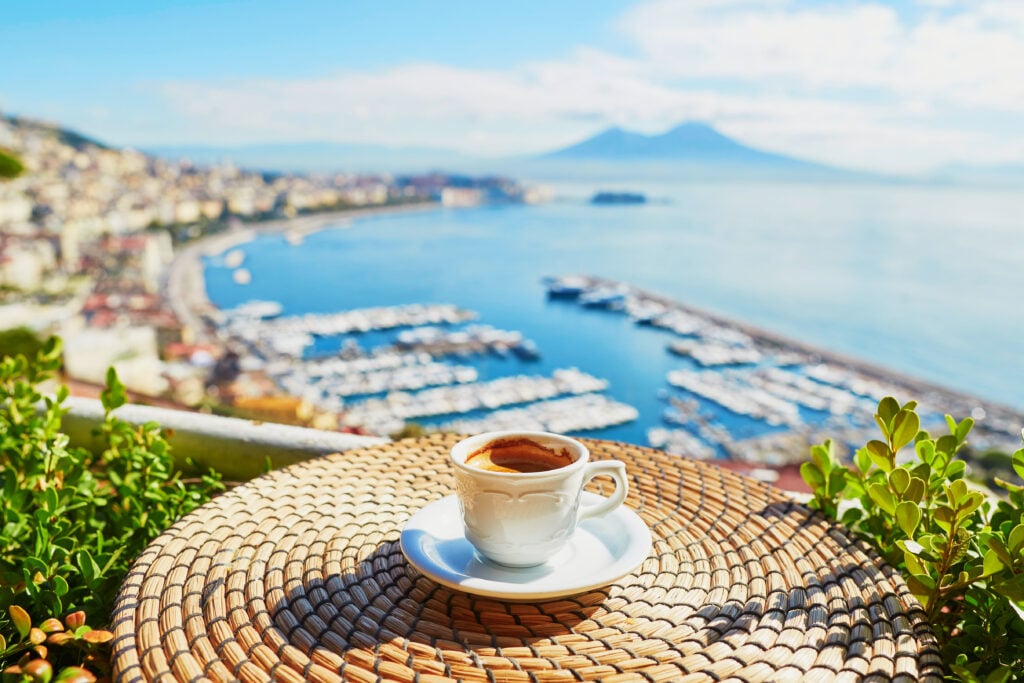 Café à Naples avec vue sur le Vésuve