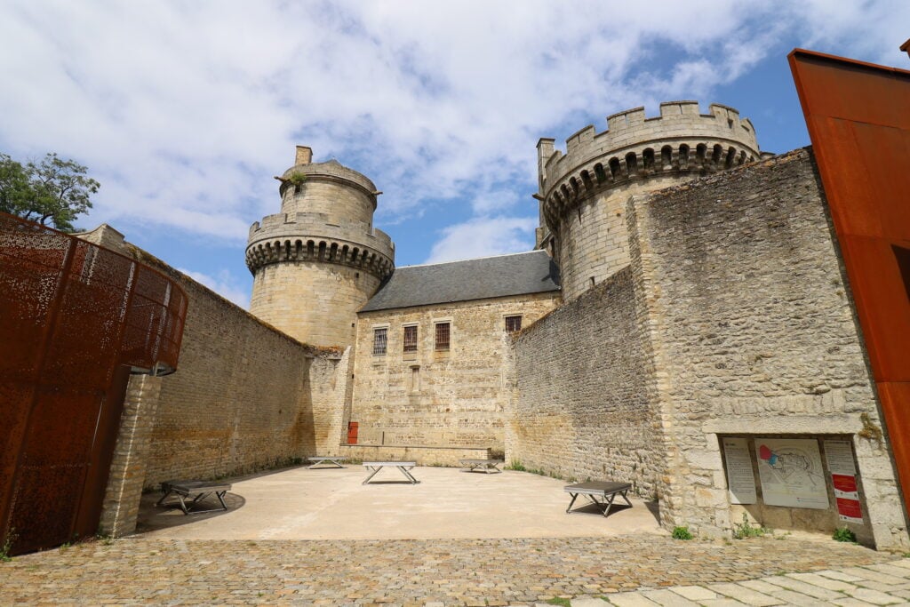 Le château des ducs, vu de de l'extérieur, ville de Alençon