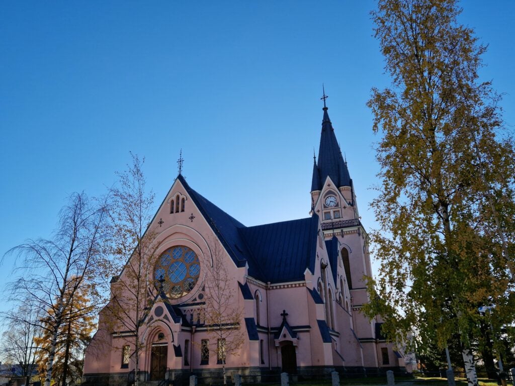 Église rose à Kemi