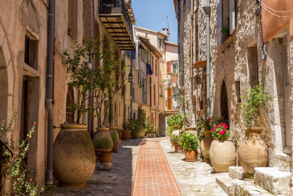 Que faire dans les Alpes-Maritimes ?  Ruelle de la commune de La Turbie