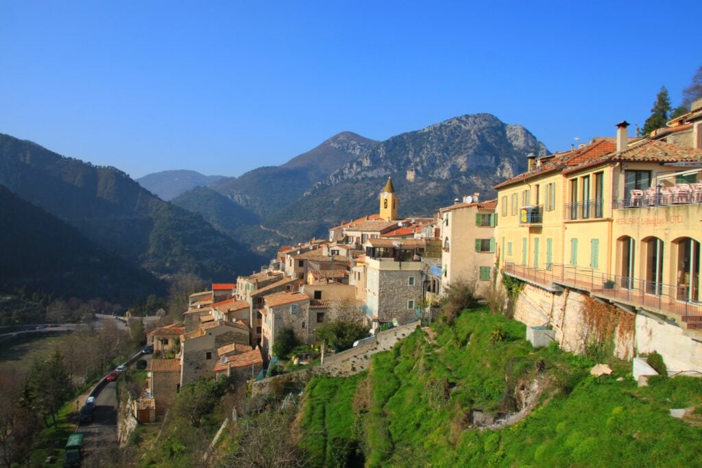 Que faire dans les Alpes-Maritimes ?  Vue sur le village de Sainte-Agnès