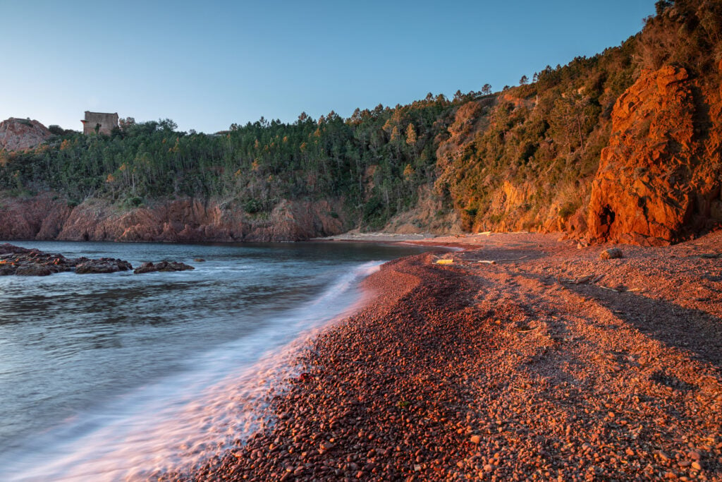 Plage du Massif de l'Esterel au coucher du soleil , France