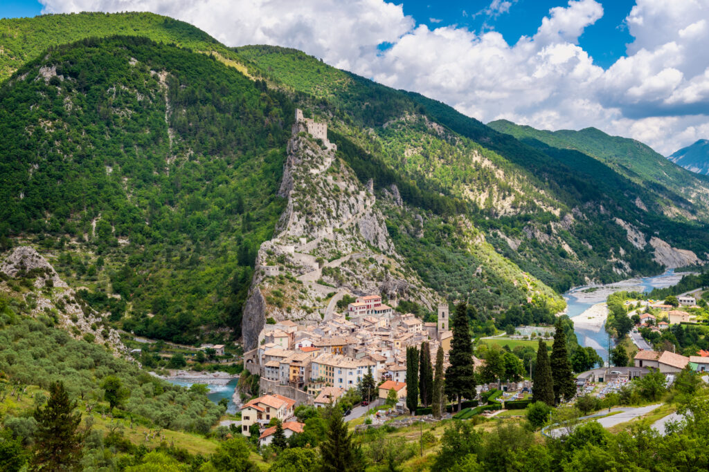 Vue sur Entrevaux et ses impressionnants vestiges