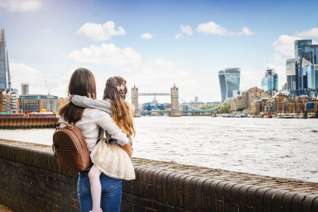 Maman avec sa fille à Londres