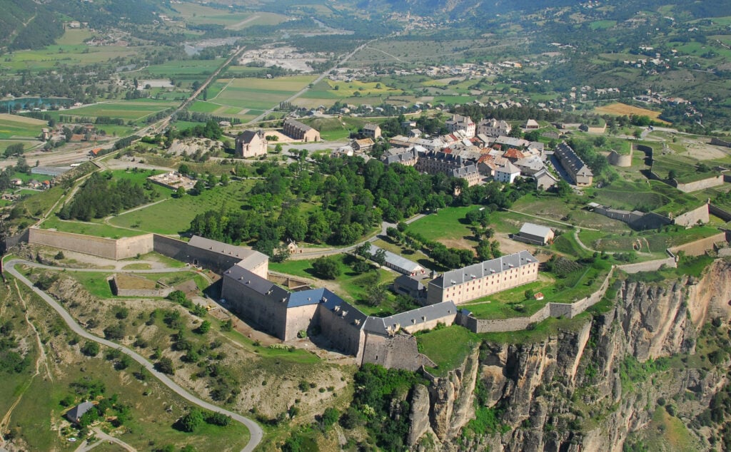 Vue sur Mont-Dauphin conçue par Vauban