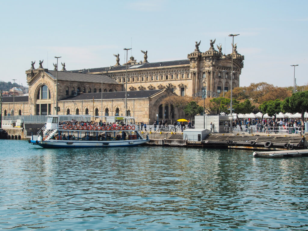 Visiter Barcelone à bord d'un bateau